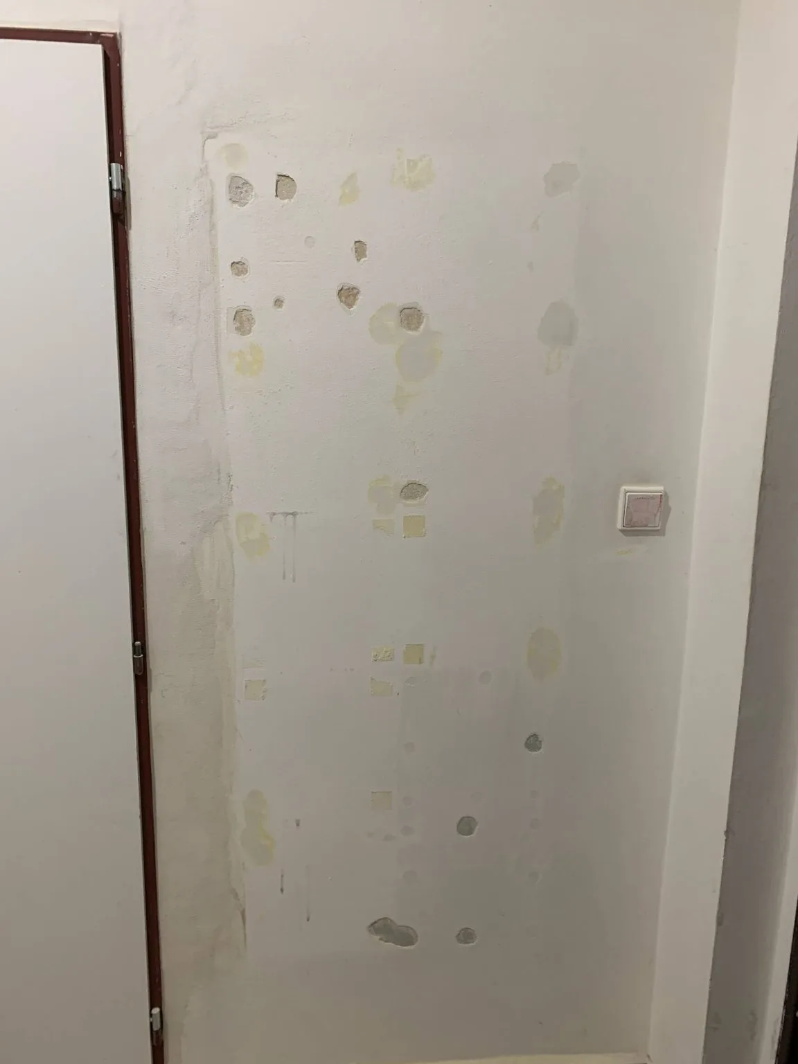 Ve zdi byly díry po plakátech